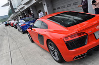 ピットレーンに並べられた新型「R8」と、ペースカーを務める「TTS」。