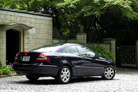 メルセデスベンツ「CLK」は、同社の小型セダン「Cクラス」をベースとする4シータークーペ。Cクラスの登場に遅れること約2年、5年ぶりにフルモデルチェンジして、2002年のジュネーブモーターショーでデビューした。Bピラーのないハードルーフを持つ、ボディデザインが特徴的。