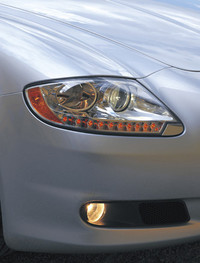 伝統の縦バーが復活したグリルとLEDのインジケーターを内蔵したバイキセノン・ヘッドライトユニットが新型の特徴。
