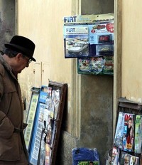 近所のエディーコラに吊るされたパンダ2台付き雑誌。