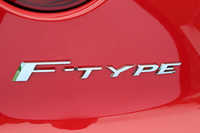 日本仕様のエンジンは5リッターV8（495ps）と3リッターV6（340ps。ともにスーパーチャージャー付き）から選ぶことができる。試乗車は前者。