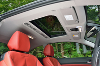 
    電動ガラスサンルーフは、14万4000円のオプション。装着時の車重は、1450kgのノーマル車よりも20kg増しとなる。
    