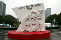 
	おなじみのギリシア彫刻風のシンボルマークをフィーチャーした、第1回ショーに際してつくられたシンボルタワーを模したモニュメント。ちなみに東京モーターショーのオフィシャルサイトにある「東京モーターショーの歴史」コーナー（http://www.tokyo-motorshow.com/show/history/）に、第1回の様子も紹介されている。
	 