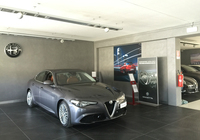 改装工事完了後のスコッティ。2階に上るとアルファ・ロメオのコーナーができていて、「ジュリア」が展示されていた。右奥は納車ブース。