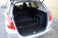 荷室をフルフラットにしたところ。ラゲッジボードは表裏の素材が異なり、用途別に使い分けることができる。