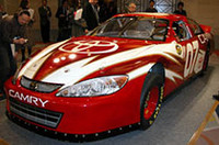 NASCARマシン「カムリ」。2007年、トヨタはアメリカ系メーカー以外としては初めて、“純アメリカン”なストックカーレースの頂点「ネクステルカップ」に挑戦する。