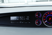 スカイアクティブ・エンジン搭載グレードには、センターメーターに運転のコーチング機能「i-DM（インテリジェントドライブマスター）」が備わる。
    