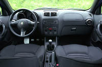 147GTAのインテリアは、アクセントにガンメタリックのパネルを採用。シルバーパネルの156GTAより締まった雰囲気。