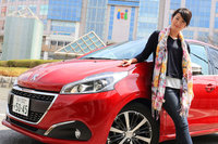 今回のテスト車である「208アリュール シエロパッケージ」と筆者。