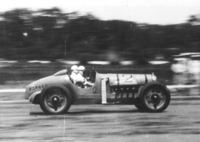 多摩川スピードウエイを走る「カーチス号」。当時のレースでは、このようにメカニックが同乗したのだ。