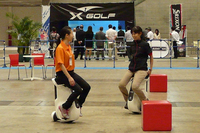 ホール7・ホール8の特設コースで行われる、「UNI-CUB」の試乗の様子。
    