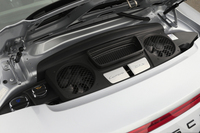 現行モデルの「911」は、リアフードを開けても冷却ファンや液類の補充口があるだけで、エンジンを見ることはできない。