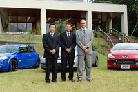 フランス車インポーターのトップが揃い踏み。写真左から、徳山公信（ルノー・ジャポン代表取締役COO）、フィリップ・ヴァン ブローム（シトロエン・ジャポン代表取締役社長）、ティエリー・ポワラ（プジョー・ジャポン代表取締役社長）の3氏。
    
    