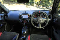 黒を基調に各部に赤いアクセントが施されたインテリア。ステアリングホイールはアルカンターラと本革のコンビタイプとなる。
    