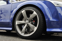 足元にはシリーズ中最大となる19インチホイールを履く。内側のグレーの塗装（チタンルック）は8万円のオプション。