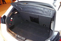 荷室の容量は350リッター。リアシートを倒すことで、最大1045リッターにまで拡大できる。