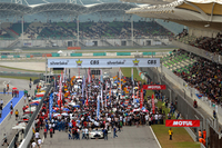 スタート前、熱気に包まれるセパンインターナショナルサーキットのグリッド。