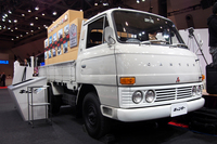 歴史車としては、「ホンダS360」ばかりが脚光を浴びていたが、三菱ふそうだって負けていない。「キャンター」誕生半世紀を記念して展示した2代目（1968年）。脇には、当時のカタログも閲覧できるようになっていた。