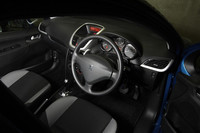 インテリアは、一部の装飾系パーツが省かれるが、機能に関わる部分はほぼ同じ。
