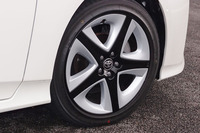 上級モデルに装着される17インチアルミホイール。ツートンカラーの配色が目を引く。