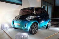全長2.5mのコンパクトなボディに大人4人が乗車できるという、プジョーの電気自動車「BB1」。