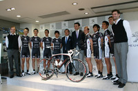 プジョー・シトロエン・ジャポンの上野国久社長（左から6人め）と「Peugeot Cycles Nippon」のメンバーたち。上野社長の右隣がチーム監督のステファン・フォレスト氏。