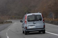 一見重心が高そうに見えるフォルムだが、ロードホールディング性は抜群。