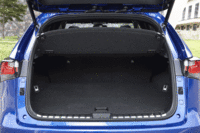 側面の張り出しが抑えられた荷室。後席の背もたれを前屈させることで、容量を拡大できる。その電動リクライニング＆電動格納用スイッチは、荷室内、後席周辺、前席周辺の最大3カ所に備わる。（写真をクリックするとシートの倒れるさまが見られます）
    