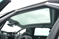 ワゴン「508SW」の天井は、広大なパノラミックグラスルーフになっている。電動のサンシェード付き。