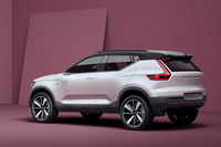 XC90とは異なり、シャープなラインが印象的だ。