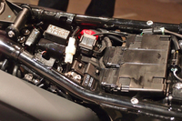 新型「ボンネビル」シリーズのシート下には、携帯電話などの充電に利用できるUSBソケット（写真中央）が備わる。