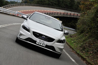 足まわりには、減衰力の高いダンパーや、バネ定数の高いコイルスプリング、強化バンプストップ、強化リアスタビライザーなどが装備されている。