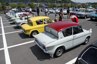 クリフカットのスタイリングが愛らしいマツダの軽、初代「キャロル」（1962〜71年）のオーナーズクラブから揃って11台が参加。リアに積んだ360ccエンジンはオールアルミ製の水冷直4、OHVながらヘミヘッドという高級な設計である。