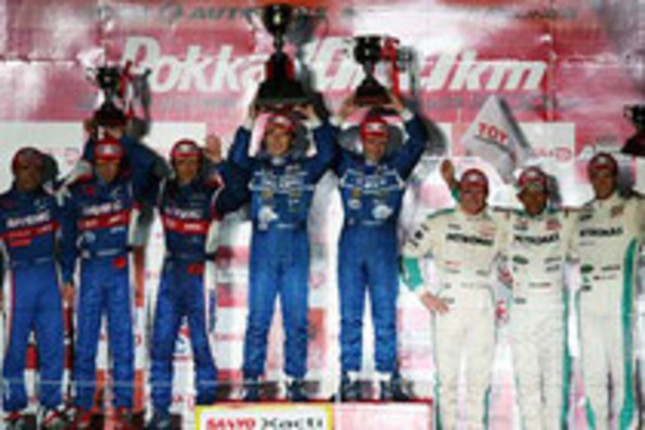 GT500クラスの表彰式。松田次生／セバスチャン・フィリップ組のGT-Rを中央に、NSX(井出有治／細川慎弥／松浦孝亮組)、SC(脇阪寿一／アンドレ・ロッテラー／カルロ・バンダム組)が表彰台を分け合った。