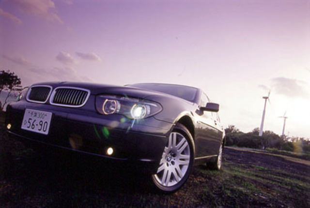 【スペック】BMW735i：全長×全幅×全高＝5029×1902×1492mm/ホイールベース＝2990mm/車重＝1935kg/3.6・V8DOHC32バルブ（272ps/6200rpm、36.7kgm/3700rpm）/車両本体価格＝830.0万円（テスト車＝870.0万円/プラスパッケージ＝ナスカレザー内装＋電動ガラスサンルーフ＋前後シートヒーター）