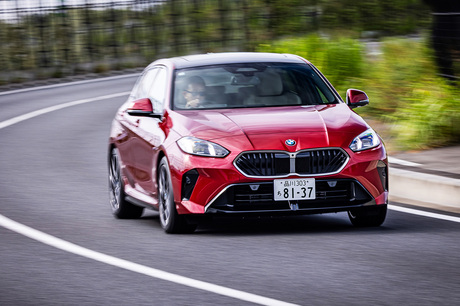 「BMW 1シリーズ」のラインナップに追加設定された48Vマイルドハイブリッドシステム搭載の「120ｄ Mスポー...