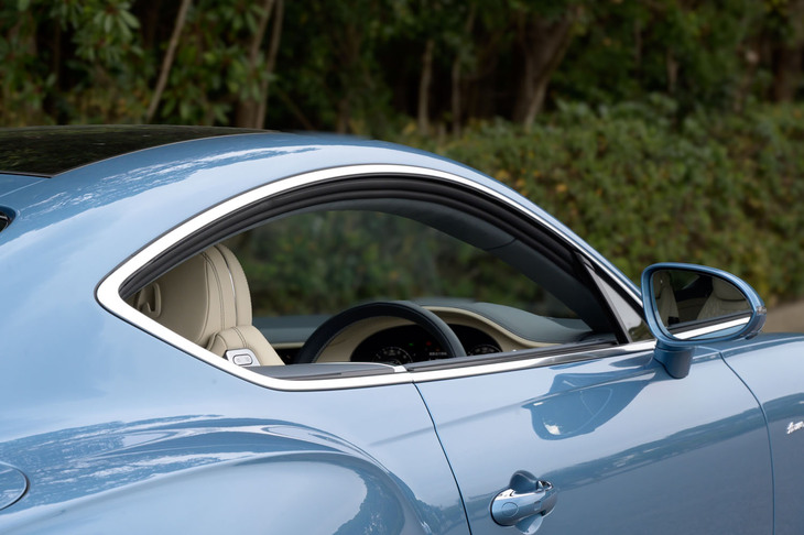 ボディー形状は優雅で開放的な2ドア・ピラーレスハードトップ。こうした車形のモデルも、今ではラグジュアリーブランドを除くとすっかり見なくなった。