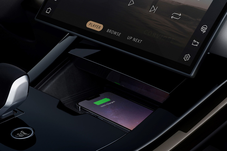 ワイヤレスデバイスチャージングシステムが全車に備わる。