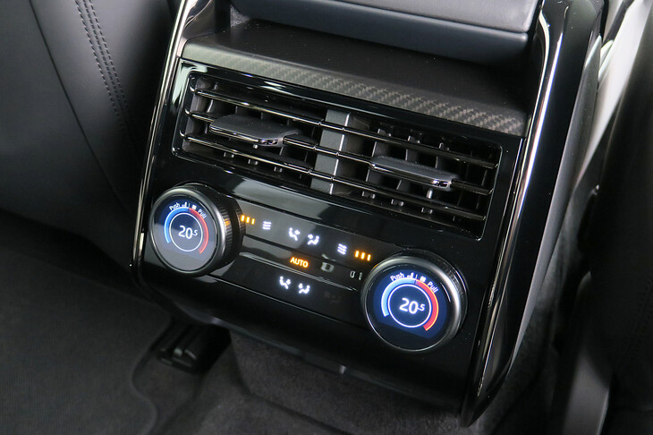 レンジローバー・スポーツSVエディションワン（後席用エアコン）