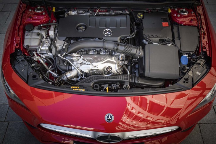 「CLA250 4MATIC」の2リッター直4ターボエンジン。350Nmという最大トルクを1800rpmの低回転域で発生する。