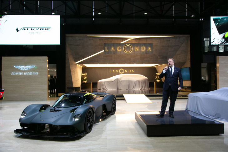 アストンマーティンのプレスカンファレンスより、アンディ・パーマーCEOのスピーチの様子。