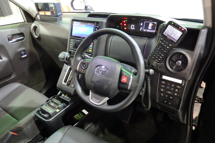 インストゥルメントパネルには、ナビゲーションシステム、タクシー用メーターなどの機材がぎっしり。センターのドライバー側には小物入れが用意されている。