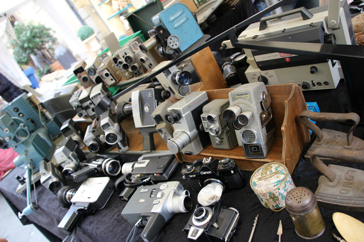 アンティーク市では、懐かしい8mmフィルムカメラや映写機の専門屋台も。