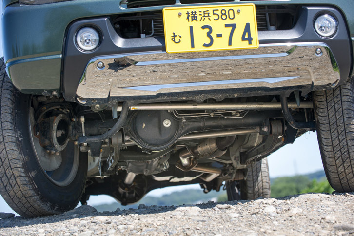 サスペンション形式はコイルスプリングを使った前後リジッド式。今や「本格クロカン」をうたう車種でも、この形式を守るモデルは減ったものである。
