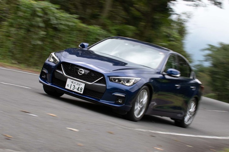 これまでガソリンモデルにはダイムラーから供給を受ける2リッターターボエンジンが搭載されていたが、すべて自社製の3リッターV6ツインターボエンジンに置き換えられた。