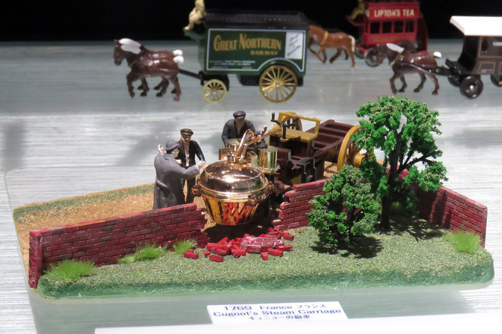 世界初の自動車であり、世界で初めて交通事故を起こした自動車としても知られる「キュニョーの砲車」。模型では、丁寧にもその事故シーンが再現されていた。