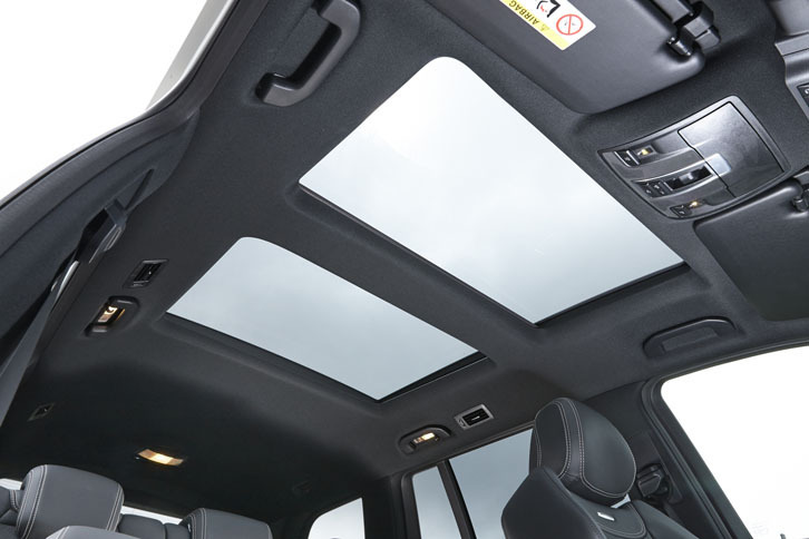 はさみこみ防止機能付きの「パノラミックスライディングルーフ」。標準で備わる。