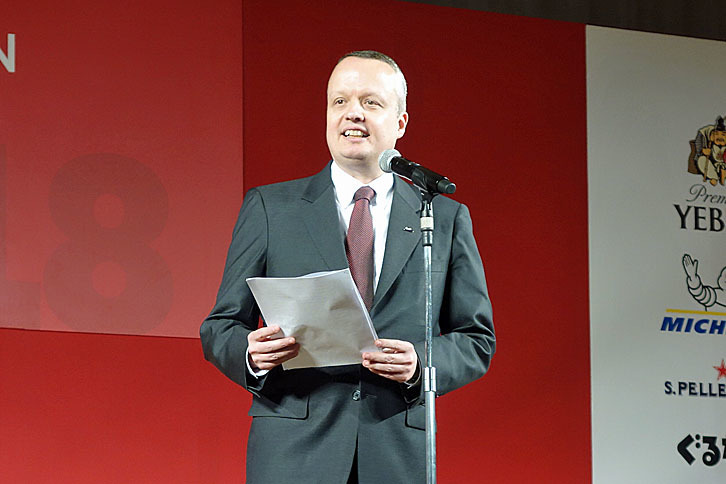 あいさつに立った日本ミシュランタイヤのポール・ペリニオ社長。「新しい『ミシュランガイド東京2018』には、創刊以来のモビリティーへの熱い思いが詰まっています。東京に住む人にも、東京を旅する人にも楽しみを提供したいです。あ、ご旅行の際にはぜひミシュランタイヤでどうぞ」と語った。