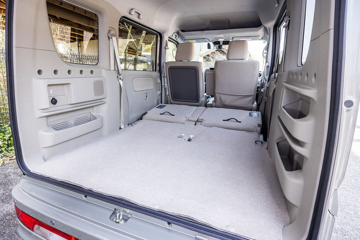 リアシートをすべて折りたためば床面がほぼフラットとなり、広々とした荷室空間が広がる。積載物に合わせてさまざまなシートアレンジが行えるのも、「エブリイワゴン」のセリングポイントだ。