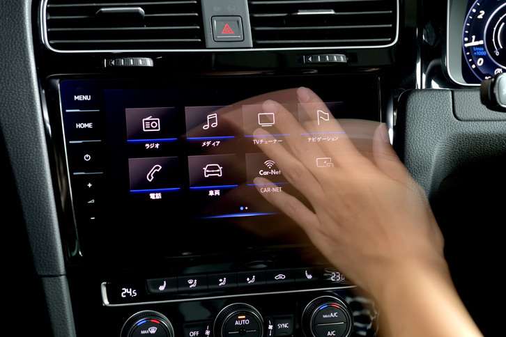 ジェスチャー機能付きの新世代インフォテイメントシステム“ディスカバープロ”が標準で装備されており、スクリーンをタッチすることなく、手を左右に動かすだけで、ラジオ選局などの操作ができる。